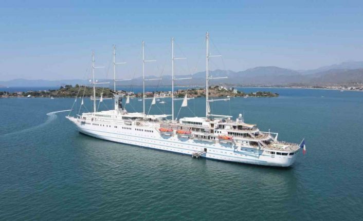Mega yelkenli yolcu gemisi "Club Med 2" Fethiye’de