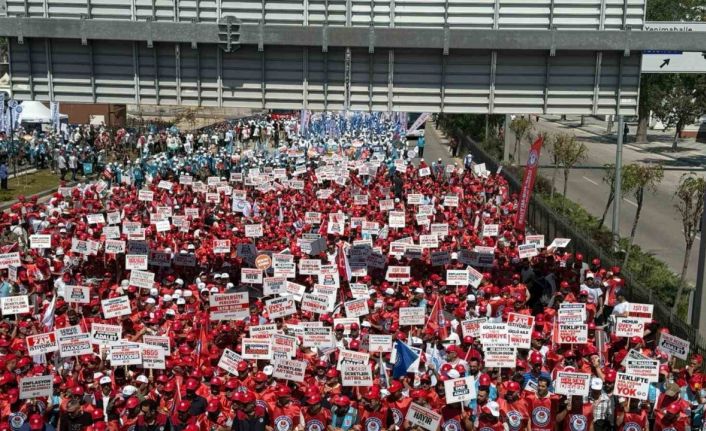 Memur-Sen üyeleri Hazine ve Maliye Bakanlığı’na yürüdü