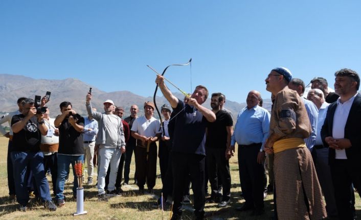 Mengücek Melik Gazi Menzil Okçuluğu müsabakaları başladı
