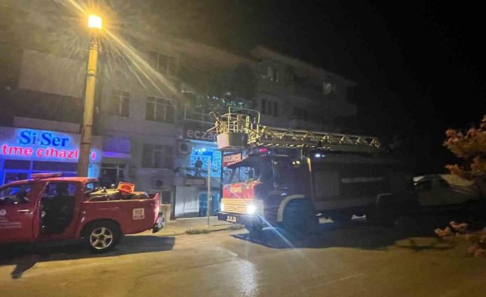 Menteşe’de çatıya atılan sigara itfaiyeli alarma geçirdi