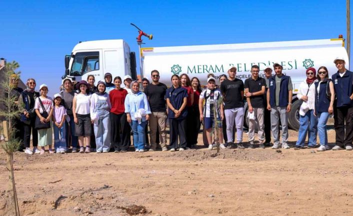 Meramlı gençlerden anlamlı fidan dikim etkinliği