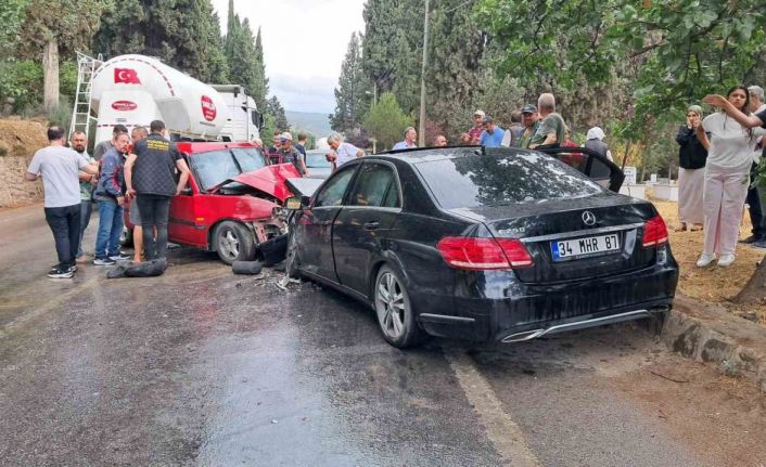 Mercedes ile Tofaş otomobil çarpıştı: 1 ölü, 4 yaralı