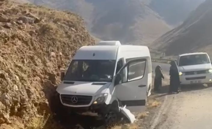 Mercedes minibüs kaza yaptı: 18 yolcu ölümden döndü