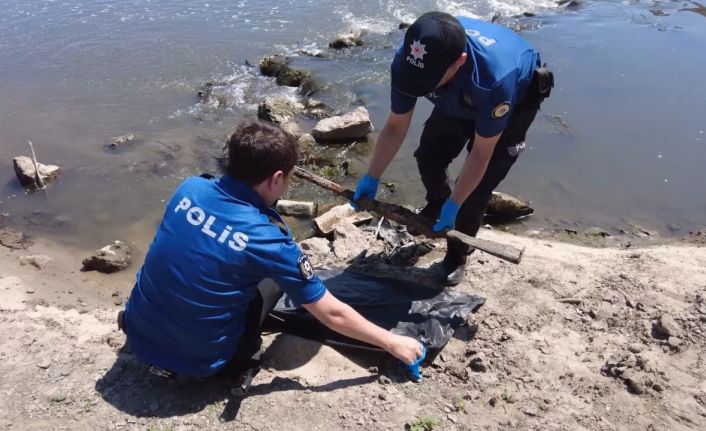 Meriç Nehri’nde suların çekilmesi ile tarihi tüfek bulundu