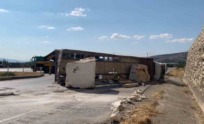 Mermer blok yüklü tır yola devrildi: 1 yaralı