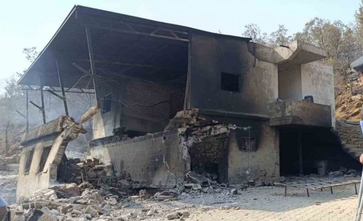 Mersin Valiliği: " Yangınlar kontrol altına alınmış, soğutma çalışmaları devam etmektedir"