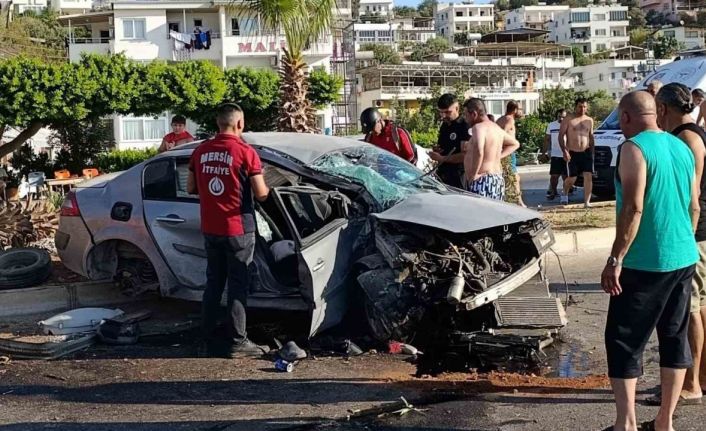 Mersin’de iki ayrı kaza: Birinde otomobil savruldu, diğerinde sıkışan sürücü kurtarıldı
