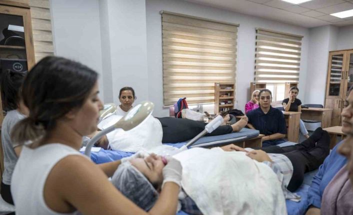 Mersin’de kadınlar cilt bakımı kursuyla meslek sahibi oluyor