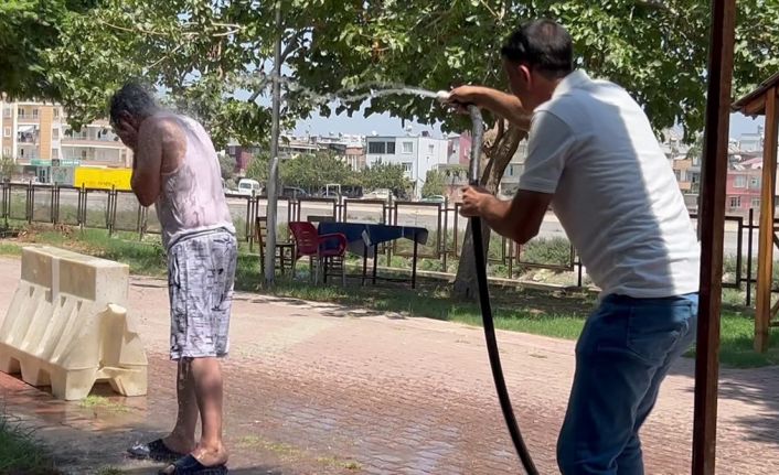 Mersin’de sıcakla mücadele: Serinlemek için her yolu denediler
