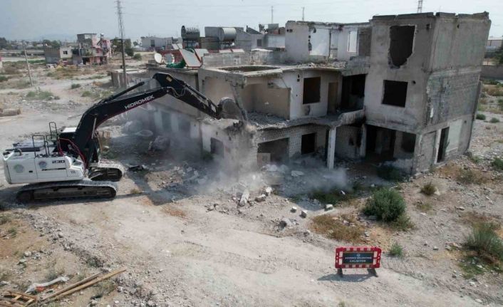 Mersin’de terk edilmiş 3 katlı bina yıkıldı