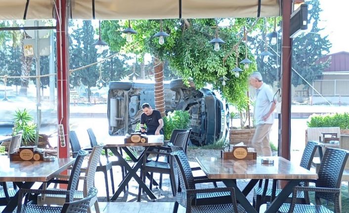 Mersin’de yoldan çıkan araç ağaca çarparak devrildi