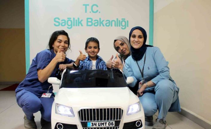 Midyat’ta çocuklar ameliyathaneye akülü araba ile gülerek giriyor