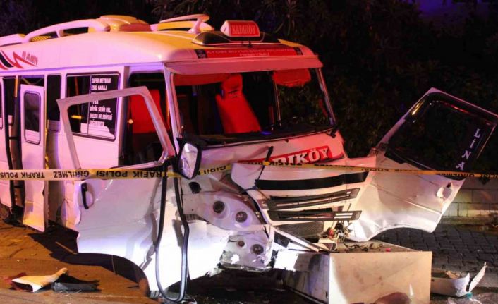 Minibüs ile otomobil çarpıştı: 11 yaralı