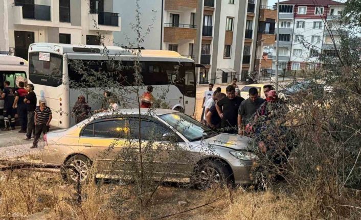 Minibüsle otomobil çarpıştı, yaya kaldırımındaki vatandaş yaralandı