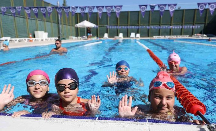 Minik yüzücülerin sertifika heyecanı