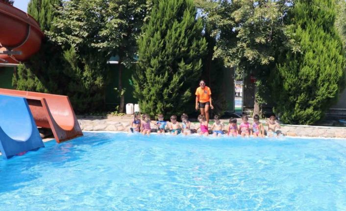 Minikler ilk kez havuz heyecanı yaşadı