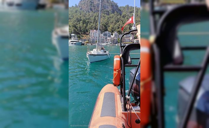 Motor arızası yapan ve sürüklenen yelkenli tekne kurtarıldı