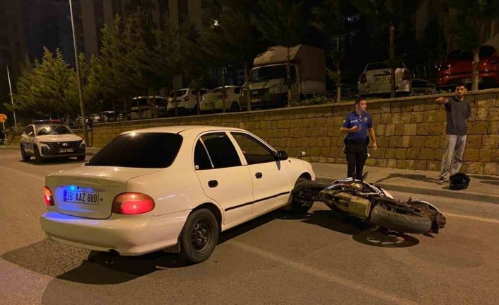 Motosiklet ile otomobil çarpıştı: 2 yaralı