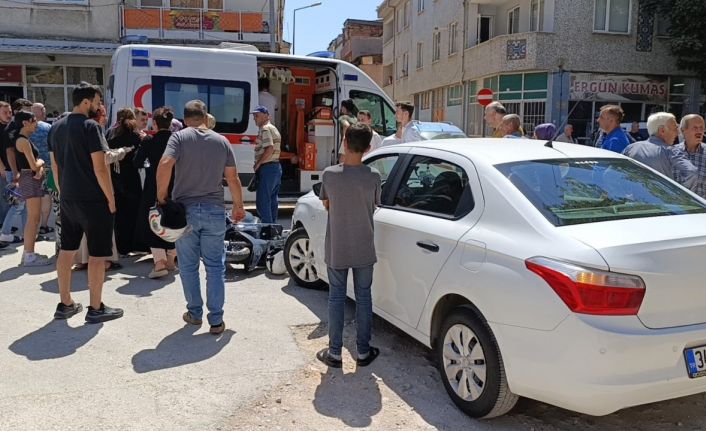 Motosiklet ile otomobil kafa kafaya çarpıştı