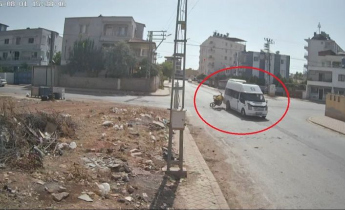 Motosiklet, minibüse ok gibi saplandı
