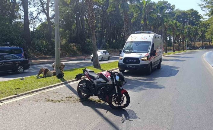 Motosiklet palmiye ağacına çarptı, sürücü yaralandı