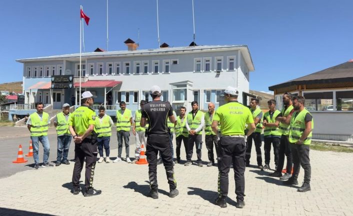 Motosiklet sürücülerine "2 Teker 1 Hayat" eğitimi verildi