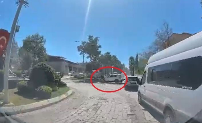 Motosikletin, dönüş yapan otomobille çarpıştığı kaza kamerada