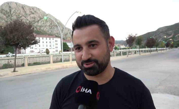 Motosikletiyle dolaşırken yılkı atlarıyla yarıştı