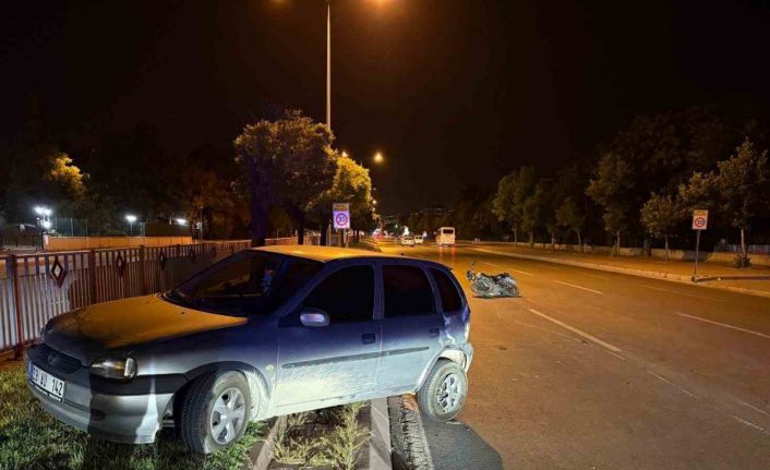 Motosikletle çarpışan otomobil refüje çıktı: 3 yaralı