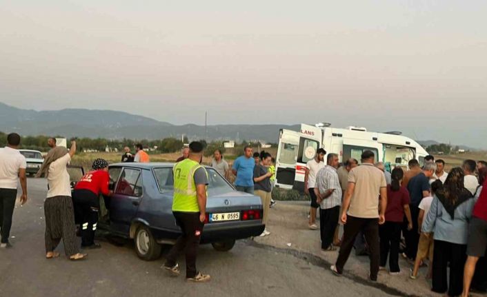 Motosikletle otomobil çarpıştı: 3 yaralı