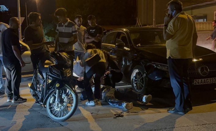 Motosikletle otomobile çarpan genç yaralandı