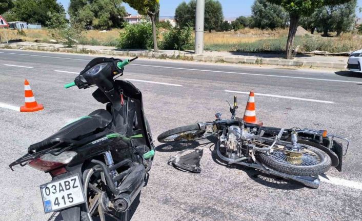 Motosikletlerin çarpıştığı kazada sürücüler yaralandı