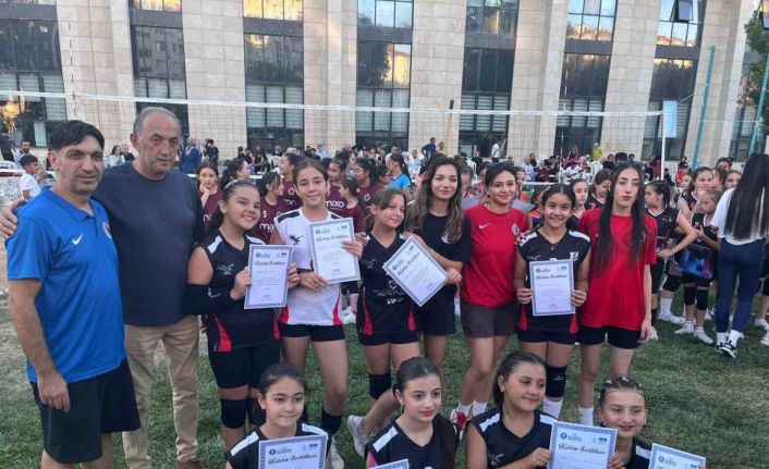 Moymulspor A Takımı voleybol turnuvasını şampiyon tamamladı