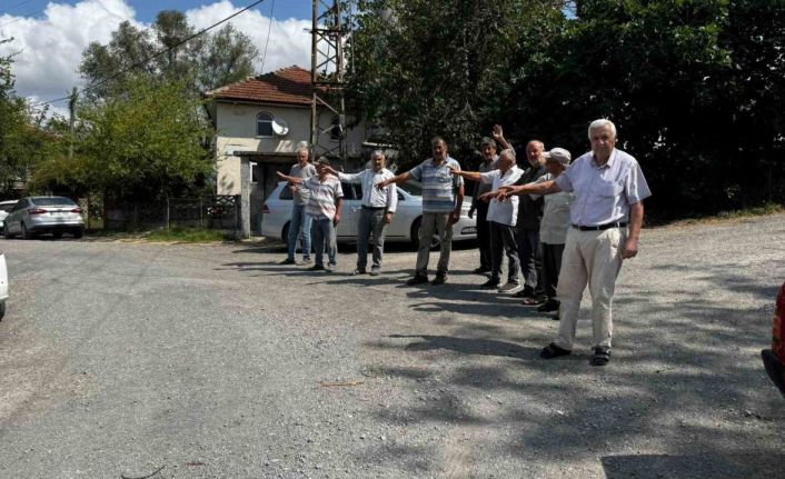 Muhtar ve köylünün yol çilesi