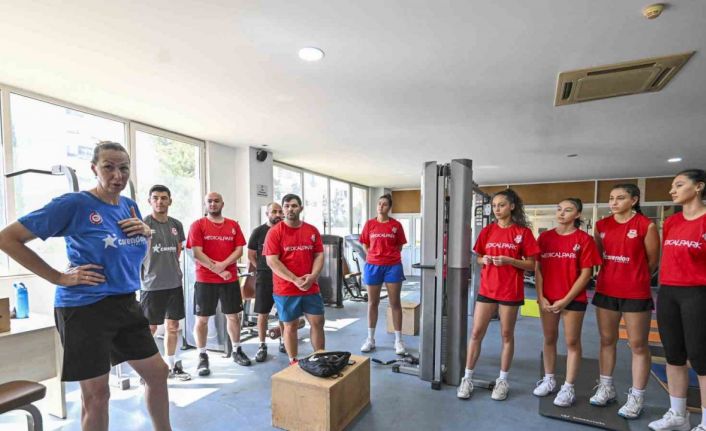 Muratpaşa Kadın Kadın Voleybol Takımı, lige çift antrenmanla hazırlanıyor
