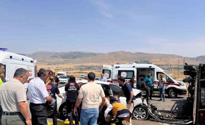Muş-Varto yolunda feci kaza: 6 kişi yaralandı