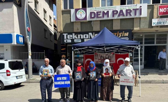 Muşlu ailelerin DEM Parti önündeki eylemi sürüyor