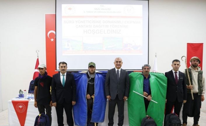 Muş’ta 400 çobana donanımlı ekipman çantası dağıtıldı