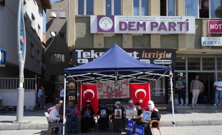 Muş’ta ailelerin evlat nöbeti sürüyor