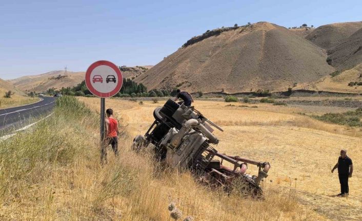 Muş’ta beton pompası yüklü tırı şarampole yuvarlandı