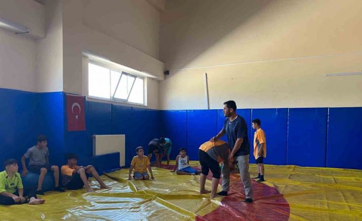 Muş’ta güreş antrenmanları devam ediyor