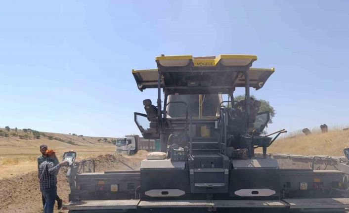 Muş’ta kırsal bölgelerin yolları sıcak asfaltla buluşuyor