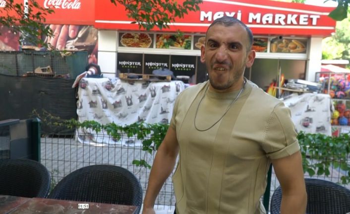 Müşterilerini kapıda havlayarak karşılayan garson, ilgi odağı oldu