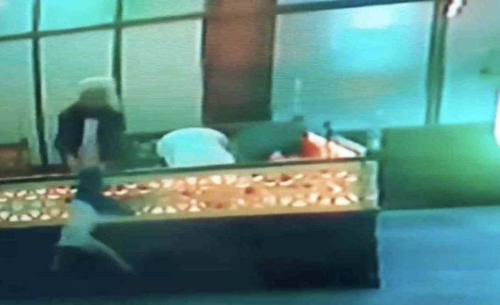 Namazını bozan imam 1 metre yüksekten düşen çocuğu havada yakaladı