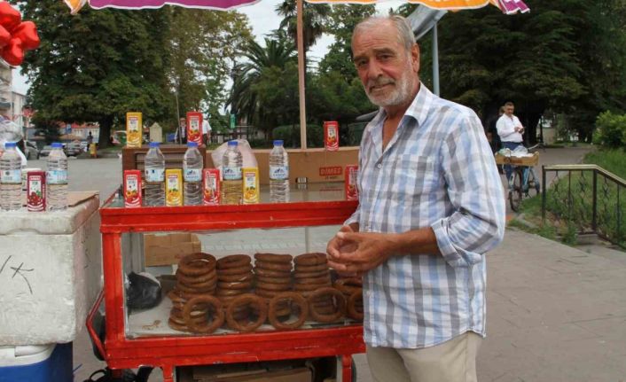 Nefesi türkülere yetmedi, Tarihi Köprü’de simit satıyor