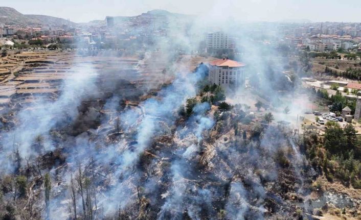 Nevşehir’de arazi yangını: Alevler emniyet müdürlüğüne sıçramadan kontrol altına alındı