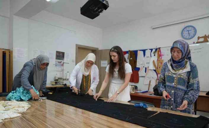 Niğdeli kursiyerler Gazzeli çocuklar için binlerce kıyafet dikti