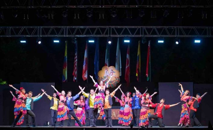 Nilüfer Halk Dansları Topluluğu İtalya’dan ödülle döndü