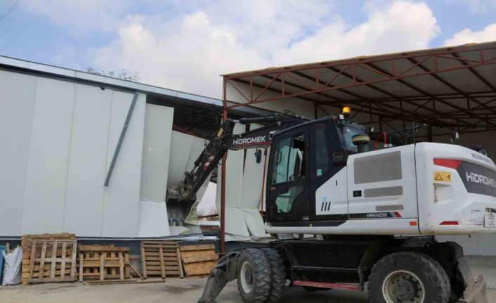 Nilüfer’de kaçak 2 iş yeri yıkıldı