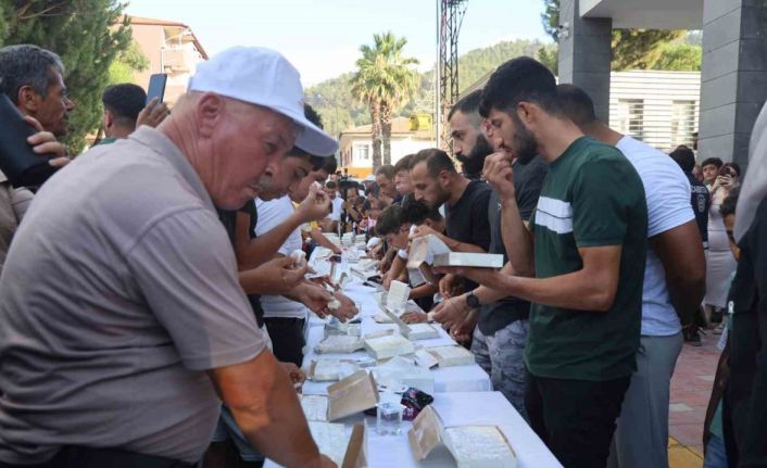 Ödülü alabilmek için 3 dakikada 1 kilo 100 gram lokum yemeyi başardı